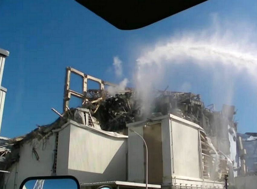 3号機への放水（18日）